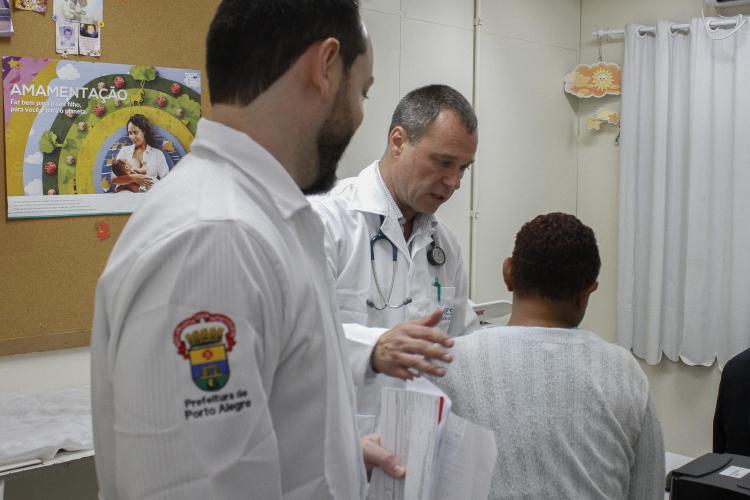 Sec. SMS, Erno Harzheim, no ato que da ínicio a ampliação do horário e atendimento da US São Carlos até as 22h.