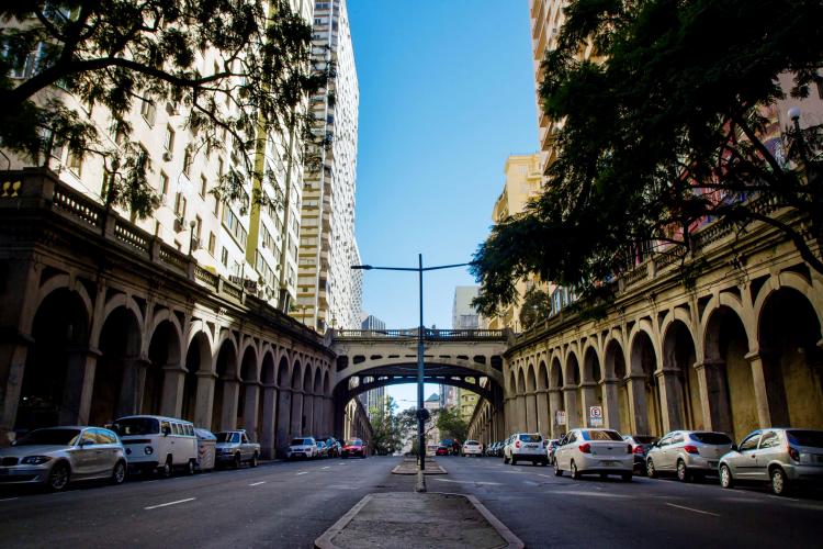 Dia de sol e nuvens na Capital. Sensação de abafamento à tarde. Mínimas ao redor de 14°C a 16°C e máximas de 26°C a 28°C Local: Viaduto Borges de Medeiros