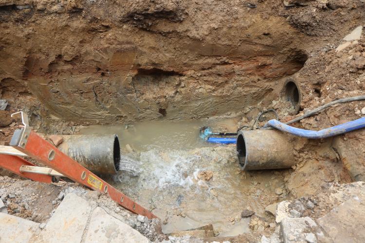 Conserto de adutora de 450 milímetros na Baltazar de Oliveira Garcia