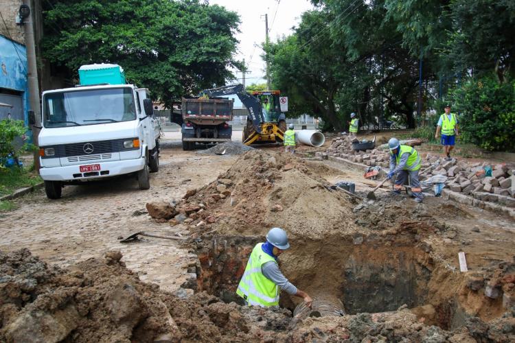 Ao todo, 65 metros de redes antigas estão sendo substituídas na área