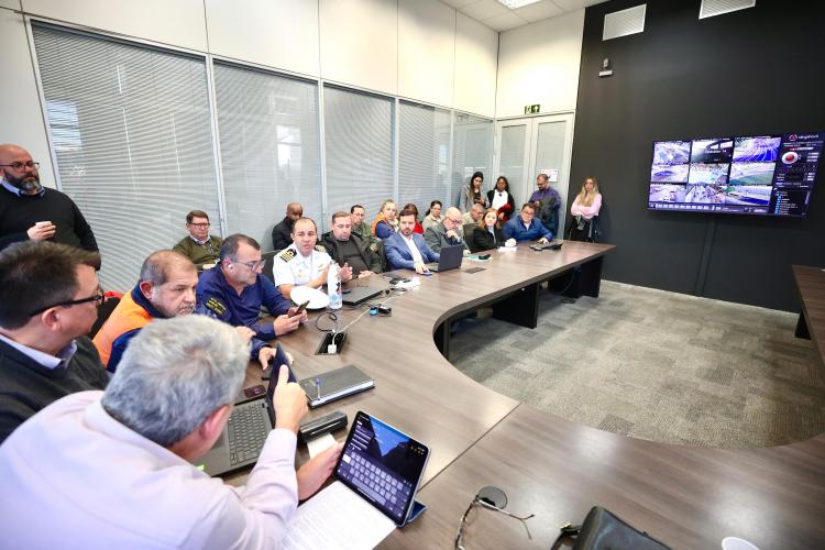 Prefeitura mobiliza equipes e monitora previsão de chuva