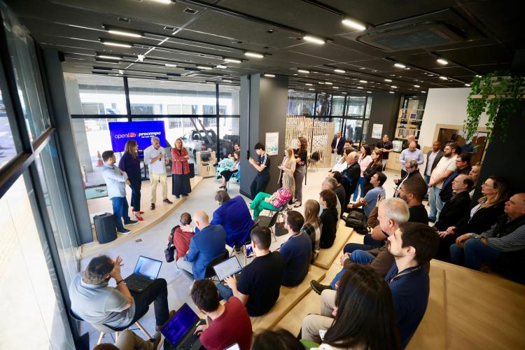 Pessoas ouvindo as soluções do OpenLab