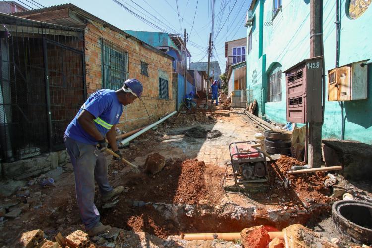 Rede de esgotamento sanitário é ampliada no bairro Camaquã