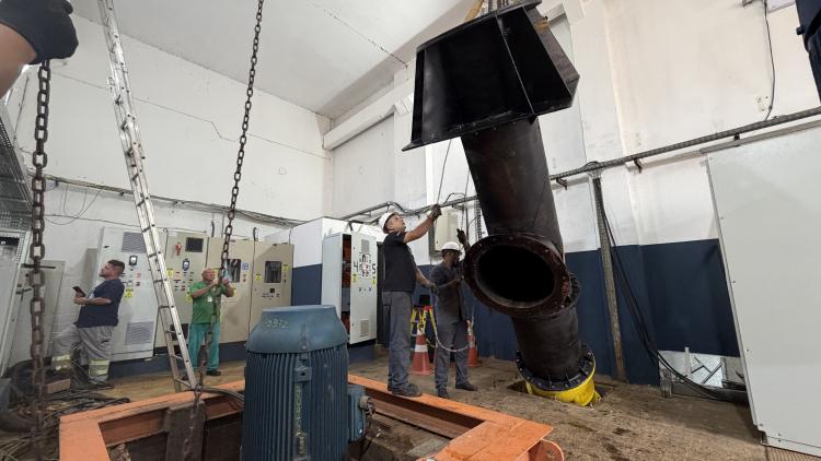 Dmae realiza manutenção em bomba do sistema de drenagem no Sarandi