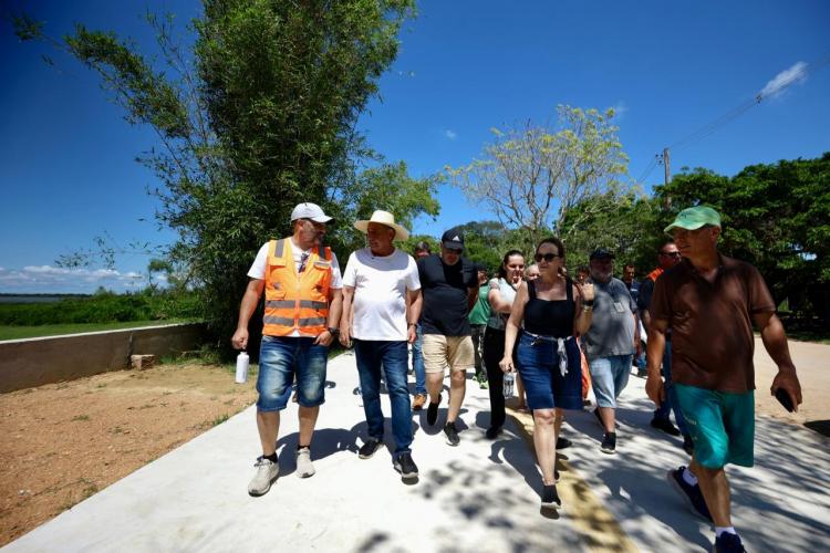 Reconstrução do calçadão do Lami chega a 71% e recebe vistoria do prefeito