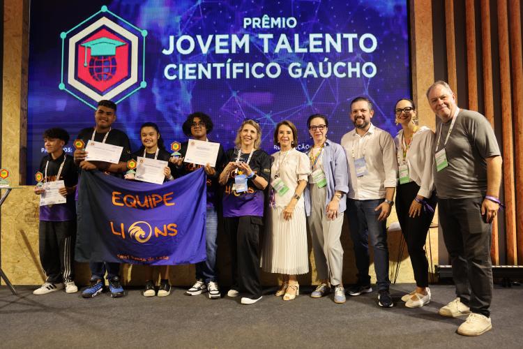 Alunos da rede municipal recebem Prêmio Jovem Talento Científico Gaúcho no South Summit
