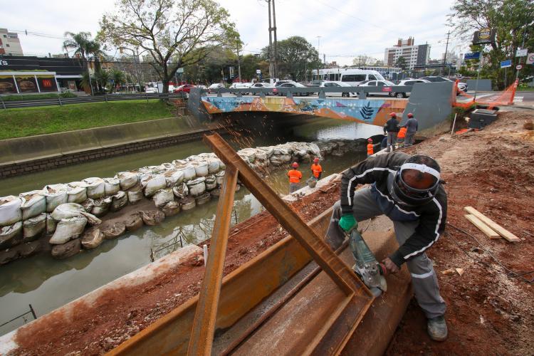 Dmae inicia reconstrução de mais quatro trechos do talude do Arroio Dilúvio