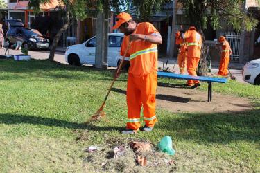 Mutirão de limpeza ocorreu na praça Franciele Reis de Oliveira, no Humaitá