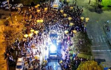 Mesmo com chuva, o Carnaval de Rua de Porto Alegre levou mais de 15 mil pessoas à Praça Garibaldi no sábado, 10