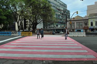 Av. Independência recebe sinalização para marcar o Outubro Rosa