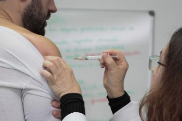 Jovens adultos devem ser imunizados contra sarampo
