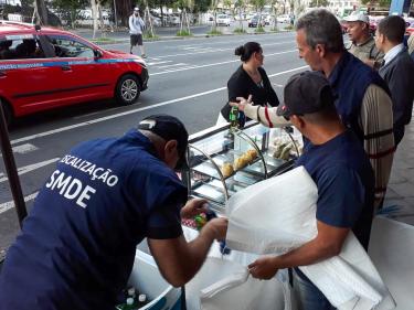 Fiscalização apreende produtos e alimentos ao redor da rodoviária