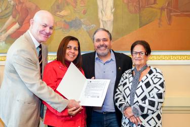 Prefeitura entrega 186 matrículas de regularização fundiária
