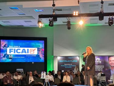 Diretora técnica da Procempa apresentando a Ficai 4.0 em evento nacional de inovação