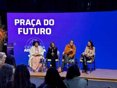 Letícia Batistela no painel Do código civil ao código-fonte: Mulheres que conectam direito e tecnologia