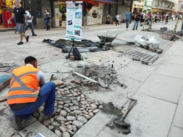Descoberta de antigo calçamento de pedra vira sítio arqueológico após obras do Quadrilátero Central