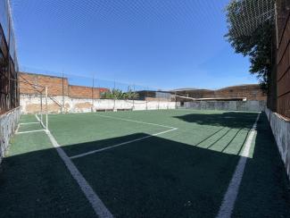 Quadra de esportes com grama sintética