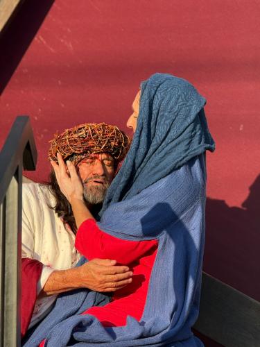 Encenação da Paixão de Cristo leva centenas de pessoas ao Morro da Cruz