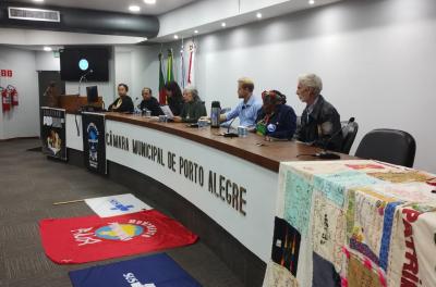 Foto mesa de abertura da plenária de 22.05.2025