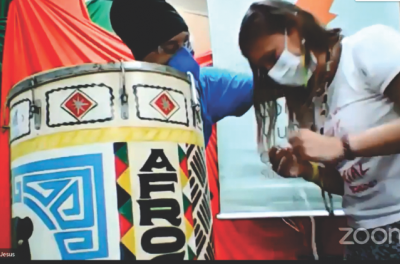 Foto CMS/POA:  Mística de abertura  - Tiana recebe um colar de Lucas Fonseca, do Ponto de Cultura Afro-Sul Odomodê