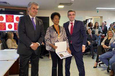 Maria Letícia de Oliveira Garcia recebe honraria do MPC pela defesa do SUS de Porto Alegre
