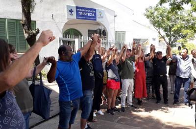 Comunidade da unidade de saúde Tristeza protesta contra privatização do serviço