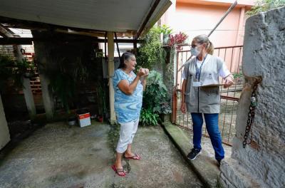 Foto: Cristine Rochol. Agentes da SMS orientam população devido à confirmação de casos da doença