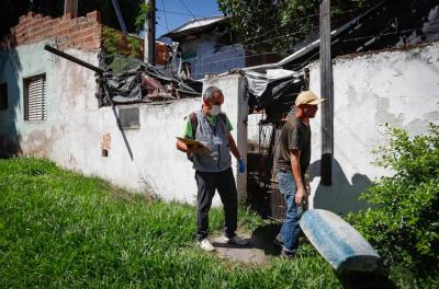 Foto: Cristine Rochol. Agentes da SMS percorrem bairros em busca ativa por casos e criadouros