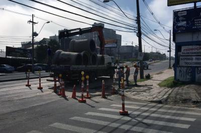 Trata-se de uma intervenção emergencial para corrigir um problema na rede pluvial que causou uma erosão no asfalto da av. Baltazar de Oliveira Garcia, uma das mais movimentadas da cidade