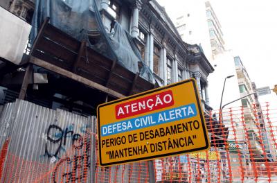 Em maio deste ano, cumprindo determinação judicial de 2016, a prefeitura interrompeu a circulação de veÃculos e pedestres nas imediações do imóvel