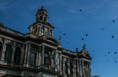 A Prefeitura de Porto Alegre realiza nesta segunda-feira, 3, o depósito da segunda parcela da folha dos servidores municipais do mês de agosto, no valor de R$ 440, integralizando os salários de 40% dos servidores (12.419 matrÃculas).