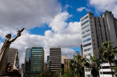 Nesta quinta, a temperatura sobe e a tarde será quente. MÃnima de 14°C e máxima de 27°C