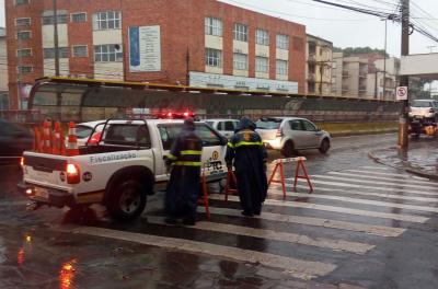    Equipes da prefeitura minimizam transtornos causados pela chuva