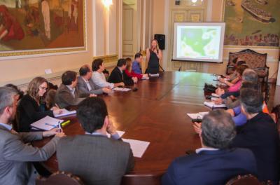 Os próximos meses reservam volumes grandes de chuva e alta frequência de temporais para Porto Alegre, segundo dados apresentados nesta quarta-feira, 26, pela Metsul Meteorologia ao prefeito Nelson Marchezan Júnior.