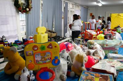 Lançada dia 11 de setembro pela prefeitura, a Campanha do Brinquedo Solidário recebe doações até dia 11 de outubro. Quatro novos pontos de coleta somaram-se aos parceiros iniciais: Senac, Unisinos Porto Alegre, Procempa e shopping Rua da Praia. Veja baixo a relação completa dos locais de doação.