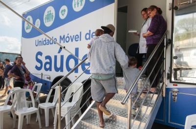 Disponibilizar serviços básicos de saúde para uma parcela da população que encontra dificuldades em acessá-los é uma preocupação da prefeitura. Na tentativa de solucionar esse problema, a nova Unidade Móvel de Saúde, doada pelo POA Solidária, parceria entre voluntários e Prefeitura de Porto Alegre, esteve na manhã desta quinta-feira, 4, na comunidade Vila Dique,