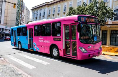 Começa a circular ônibus com tema do Outubro Rosa e Novembro Azul