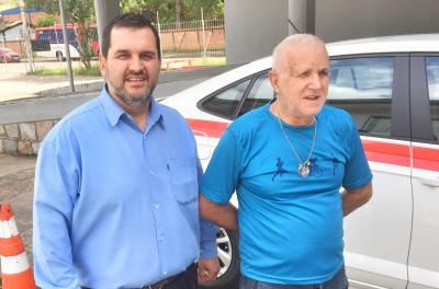 É do “Seu Padilha” o segundo táxi com layout atualizado de acordo com a nova lei, pintura e faixas vermelhas nas laterais, habilitado a prestar serviço na Capital a partir da próxima semana. 