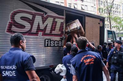 Com intuito de continuar a retomada do Centro Histórico, a prefeitura organizou uma fiscalização integrada nesta quinta-feira, 11, entre a Secretaria Municipal de Desenvolvimento Econômico (SMDE), Guarda Municipal, Empresa Pública de Transporte e Circulação (EPTC) e o 9º Batalhão de Polícia Militar.