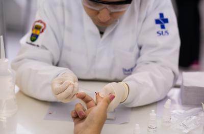 Ação de combate à sífilis leva exames ao Largo Glênio Peres