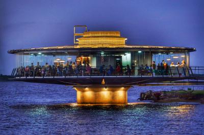 Restaurante panorâmico da Orla Moacyr Scliar já está aberto