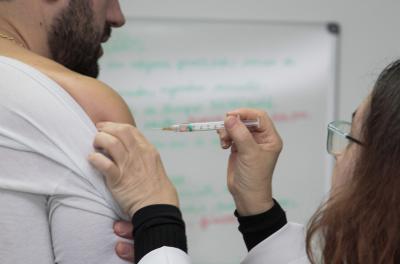 Jovens adultos devem ser imunizados contra sarampo