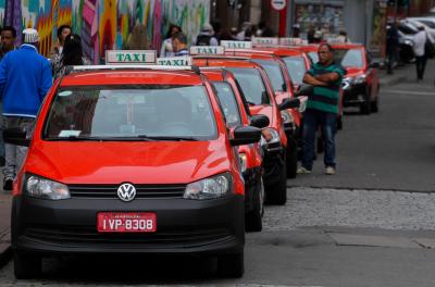 Em razão de conhecimento de ação judicial movida pela Associação dos Permissionários Autônomos de Táxi de Porto Alegre (Aspertaxi), a Prefeitura de Porto Alegre, por meio da Empresa Pública de Transporte e Circulação (EPTC), suspende a data de extinção da Bandeira 2 do dia 22 para 29 de outubro. 