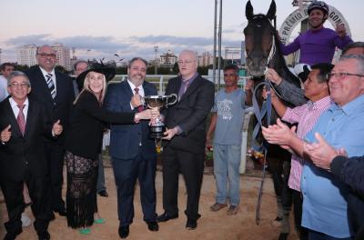 O vice-prefeito de Porto Alegre, Gustavo Paim, participou neste sábado, 20, no Jockey Club do Rio Grande do Sul, da cerimônia de premiação dos vencedores da 110ª Edição do Grande Prêmio Bento Gonçalves, prova mais importante e tradicional do turfe gaúcho.
