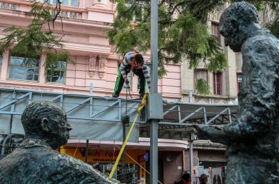 Na tarde desta segunda-feira (22), prosseguem os trabalhos de montagem das estruturas da 64ª Feira do Livro de Porto Alegre, na Praça da Alfândega