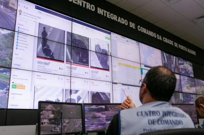O Centro Integrado de Comando de Porto Alegre comemora seis anos nesta quinta-feira, 25.  Durante esse período o órgão passou por adaptações para se tornar um espaço híbrido, voltado à segurança e prestação de serviços.