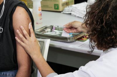 A Secretaria Municipal de Saúde começou nesta quinta-feira, 25, a ação para intensificar vacinação de adolescentes e jovens adultos de 15 a 29 anos em escolas.