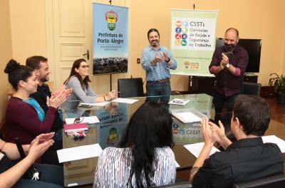 O secretário adjunto da Secretaria Municipal de Relações Institucionais (SMRI), Carlos Siegle, empossou os novos membros da Comissão de Saúde e Segurança no Trabalho (CSST).