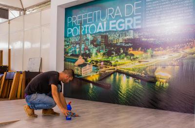  A Secretaria Municipal da Cultura (SMC) promove uma série de atividades no estande da prefeitura na 64ª Feira do Livro de Porto Alegre, na Praça da Alfândega.