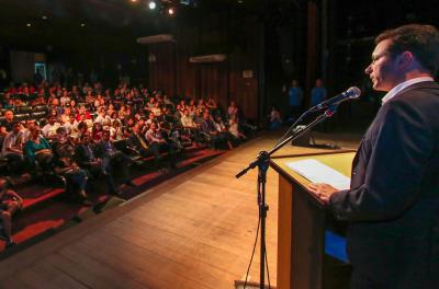 O prefeito Nelson Marchezan Júnior ressaltou a importância da inserção do tema educação para o trânsito nas escolas e fez um discurso voltado para as crianças que estavam na plateia